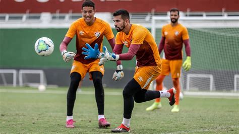 Supervisor da base do fluminense explica regras de disciplina e ética na formação de atletas. Notícias do Fluminense Hoje - Marcos Felipe elogia clima ...