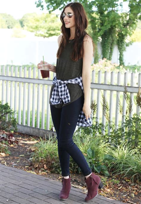 Flannel Shirt Tied Around The Waist Trend Fall Style