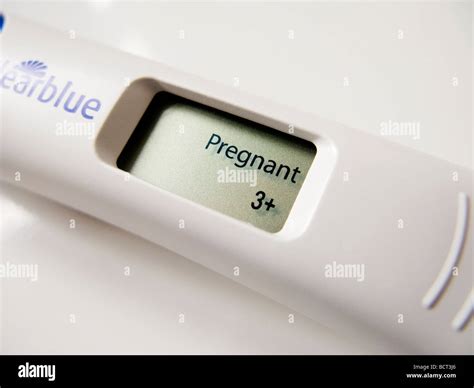 Positive digital pregnancy test fotografías e imágenes de alta