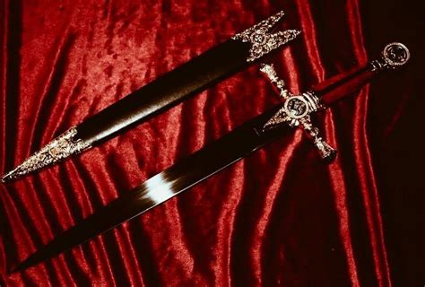 Vampira On Twitter In 2021 Pretty Knives Cool Swords Royal Aesthetic