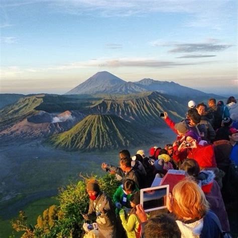 Hal itu disampaikannya dalam sambutan acara simposium digitalisasi aksara sunda secara virtual di paseban sri bima, balai kota bogor, senin, 7 juni 2021. Group of people in front of the Bromo volcanos Est Java