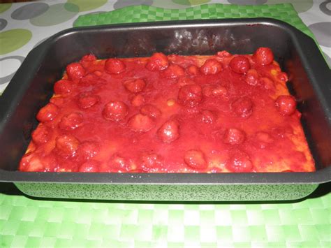 Hitro in enostavno: puding pecivo z jagodnim prelivom - OblizniPrste.si