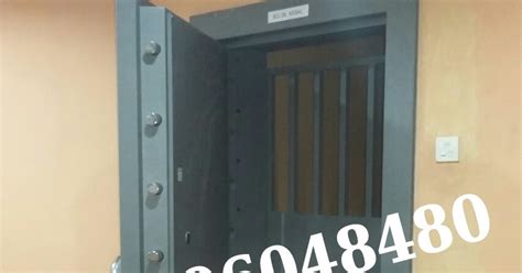 Dan dia mengeluarkan jantungnya, menguncinya dalam peti dan menyembunyikannya dari dunia. PETI BESI KESELAMATAN: SERVIS PINTU BILIK KEBAL
