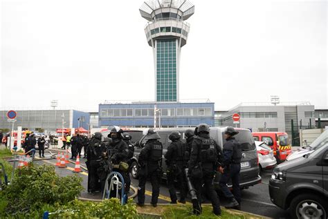 Lelőttek egy férfit a párizsi Orly repülőtéren