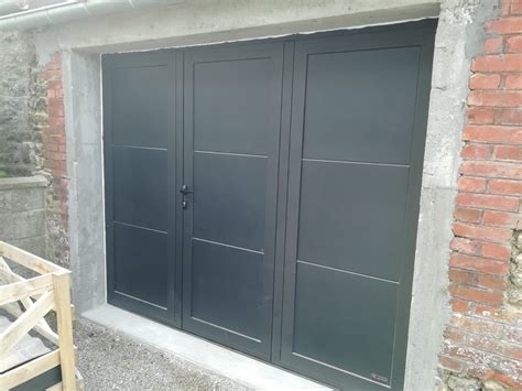 Installation d'une porte de garage battante gris anthracite - Ille-et ...