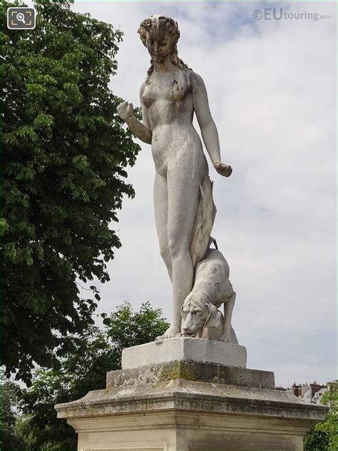 Photos of Nymphe statue inside Jardin des Tuileries - Page 41
