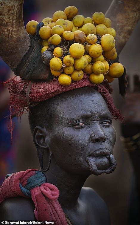 Ingredients pour le plat éthiopien : Ethiopian tribeswomen proudly display huge lip plates ...