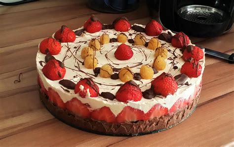 Erdbeertorte mit Keksboden ohne Backen Rezept