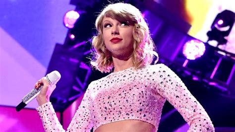 Why Taylor Swift Never Shows Her Belly Button Entertainment Tonight