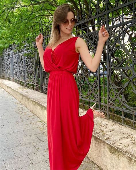 Pin By Curvy Goddesses On Svetlana Brashop Ru Model Formal Dresses Formal Red Formal Dress