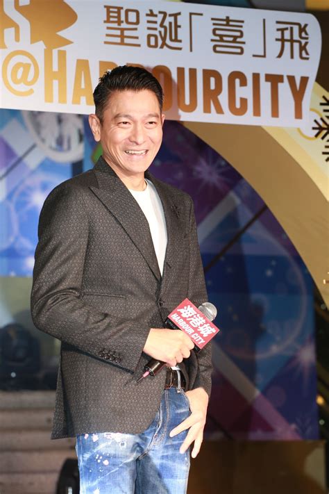 劉德華又以大熱態勢拿下1993年度十大勁歌金曲國內最受歡迎香港男歌星和1994年度十大勁歌金曲最受歡迎男歌星獎 ，93年在紅磡體育館舉辦的20場「真我的風采」演唱會為其第一次香港個唱 ，93年首次在中國大陸的上海 、北京 、重慶等地展開了23場的室內巡迴. 墮馬煞停演唱會 劉德華宣布 明年再戰舞台 - 澳門力報官網