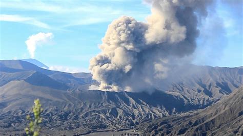 Mount Bromo Eruption Youtube