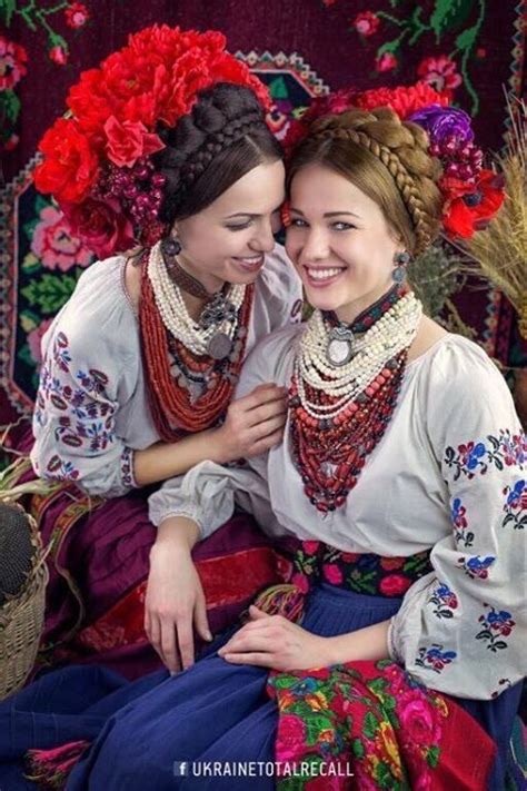 Pin By Pazhe On Babuschka Folk Fashion Traditional Fashion Ukrainian Clothing