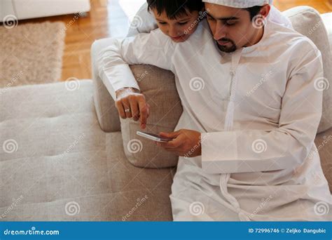 Arabischer Vater And Son Stockfoto Bild Von Aktivität 72996746