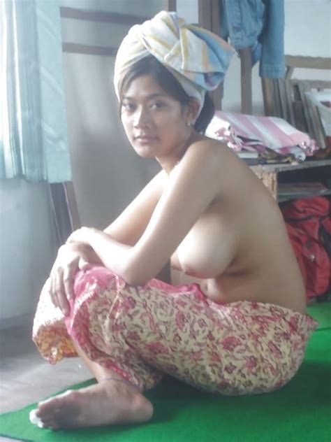 Indian Model Posing And Showing Her Tits 3 Immagini