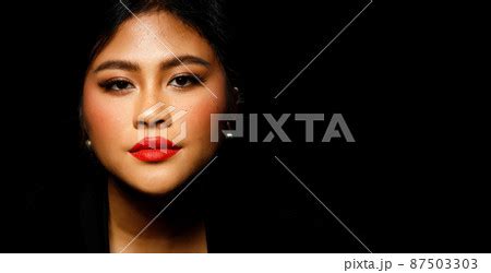 Asian 20s Woman chubby wear black fur jacket の写真素材 87503303 PIXTA