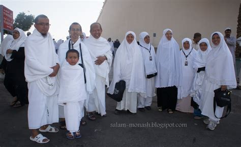 Tidak ada dalil / dasar yang memerintahkan wanita memakai pakaian ihrom berwarna putih. Salam Monash: Catatan Mekah : Umrah