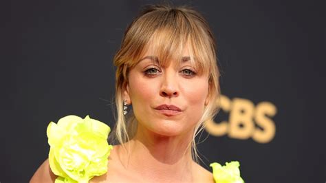 Emmy Awards Kaley Cuoco Wows Fans In Eye Catching Neon Dress Hello