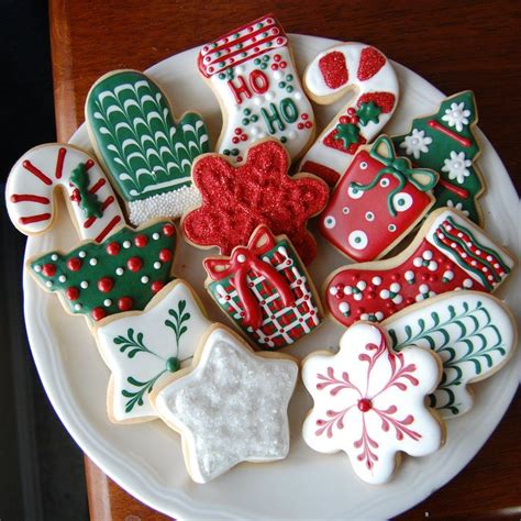 I am not a trained or professional cookie decorator but i love decorating cookies especially during the holidays. Christmas Cookies Royal Icing | Xmas cookies, Christmas ...