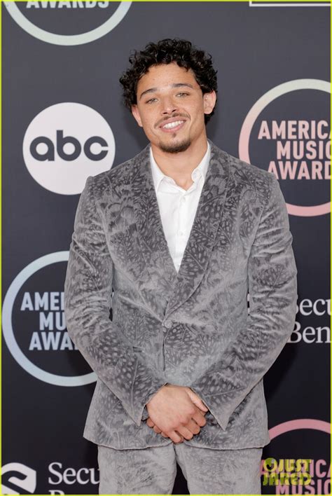 Anthony Ramos Looks Cool In A Gray Suit While Arriving At Amas 2021