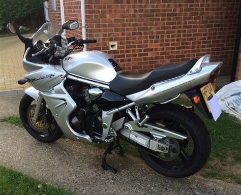 The bandit engine makes an unbeatable team with the six speed gearbox, concluding in 39 mpg for city riding (we reckon things get a lot better on the highway). SUZUKI GSF 1200 Bandit