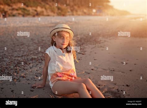Jeune fille a la plage de temps de détente Photo Stock Alamy