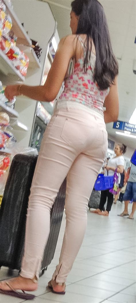 Morena Bonita Se Le Marca El Calzon Usando Pantalon Blanco