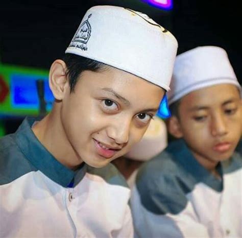 Hal ini terlihat dari foto keluarga besar dari gus azmi askandar. Profil dan Biodata Gus Azmi Askandar Paling Lengkap