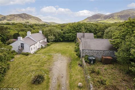 Welsh Cottage With Its Own Beach Goes On Sale For £475k Daily Mail Online