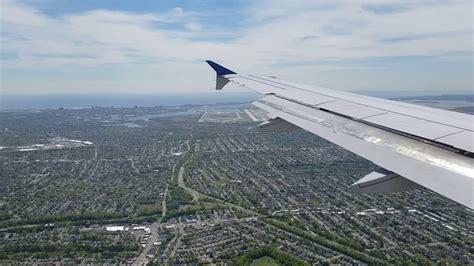 Landing At New York Laguardia Airport United Airlines A 319 Youtube