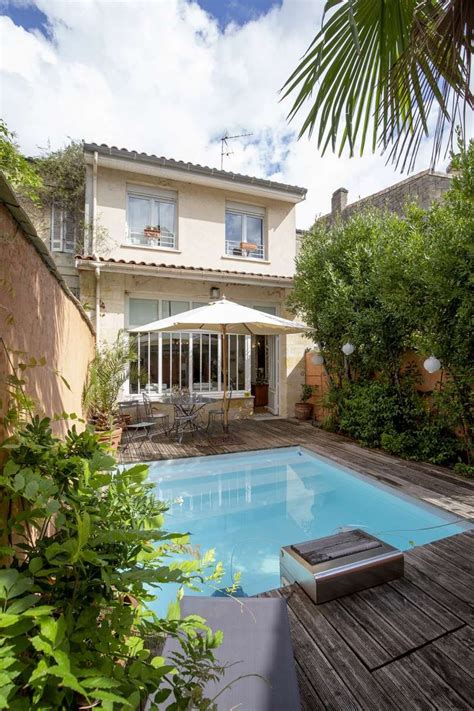 A glass threshold separates the courtyard from the working. vente achat Maison-Villa Bordeaux 33000