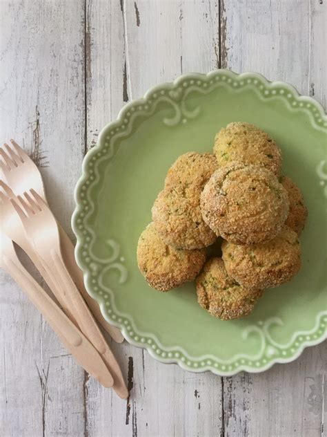 Il primo passo è prendere una grattugia a fori ampi su cui passare le nostre zucchine, da ridurre a filacci e poi mettere in un colapasta con un peso sopra, per una pressatura che liberi l'ortaggio dai liquidi. Polpette di ricotta e zucchine, una ricetta veloce e light ...