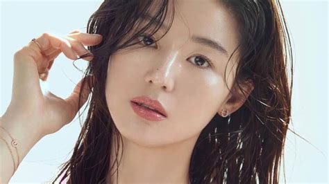 全智賢（韓語： 전지현 ，1981年10月30日 － ），韩国著名影視女演員、模特兒。 15歲以時裝雜誌 模特兒 出道，2001年以韓國電影《 我的野蠻女友 》一躍成為韓國一線女星。 全智賢濕髮上衣超深V!「北半球若隱若現」引暴動 - 星光 - 時尚
