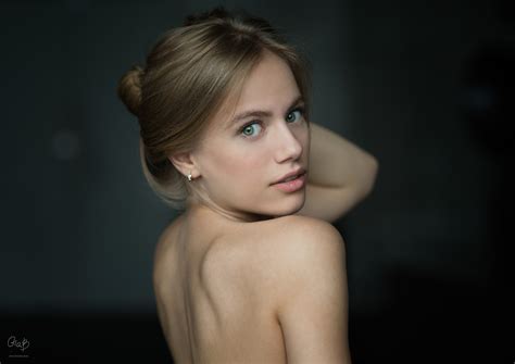 baggrunde ansigt kvinder model portræt blond langt hår kigger på seeren grønne øjne