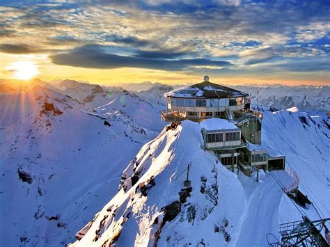 Na suíça há regras no que se refere aos pneus de inverno e correntes de neve. Suíça no inverno: 6 melhores cidades para explorar a neve ...