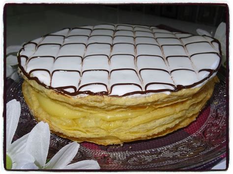Avec ses trois couches de pâte feuilletée, sa délicieuse crème pâtissière et sa couche de sucre glacé, c'est un dessert esthétique, très subtile en bouche et tendrement exquis. Mille-feuille - Recettes faciles - Les gâteaux de Stéph