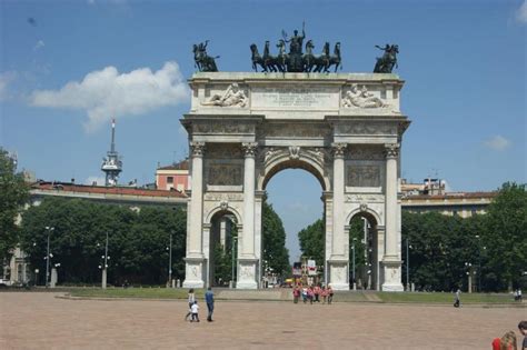 In its simplest form a triumphal arch consists of two massive piers connected by an arch, crowned with a flat entablature or attic on which a statue might be mounted or which bears commemorative inscriptions. Mediolan - Łuk triumfalny w Mediolanie - zdjęcia