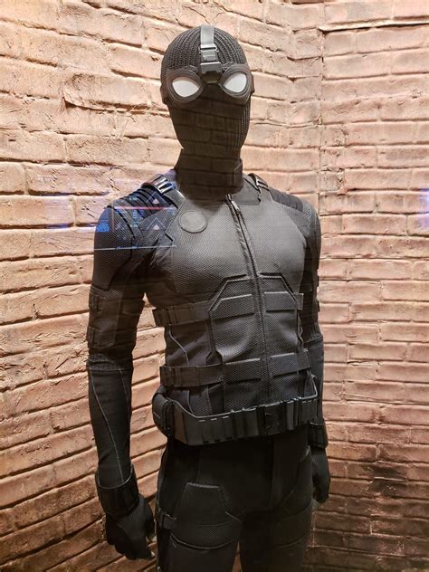 However, peter's plan to leave super heroics behind for a few weeks is quickly scrapped when he begrudgingly agrees to help nick fury (samuel l. New Stealth Suit from Spider-Man Far From Home:トム・ホランド主演の ...