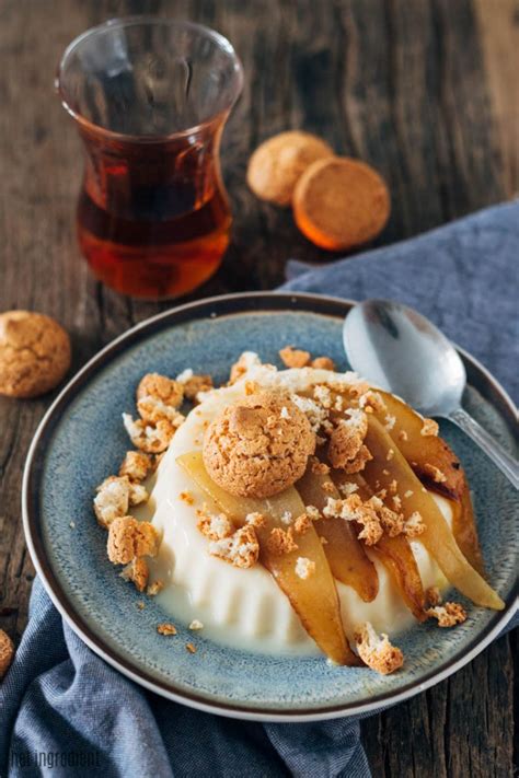 Amaretto panna cotta met gekarameliseerde peer en amaretti Debs
