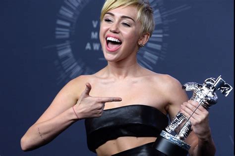 Miley Cyrus Considers Her Gender Sexuality Fluid