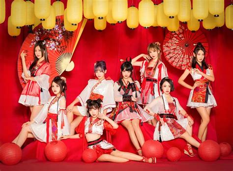Chinese Girl Group Sings English Language Version Of Moonlight