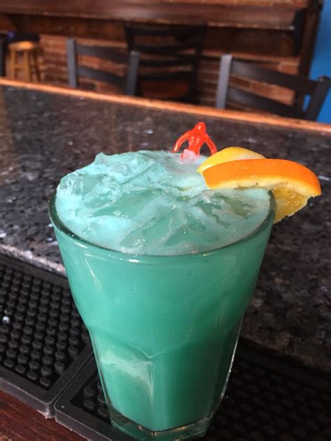 Cocktail met malibu, blue curacao, baileys, ijs en kokos. It's our Jamacian Me Crazyyy Cocktail!! Made with Malibu ...