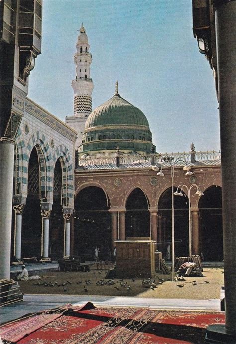 المسجد النبوي الشريف وتبدو المزولة الشمسية التي كانت ...