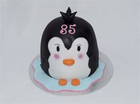 Zwischen die schichten der torte kommt wie beim original eine knackige schokoschicht, die beim schneiden dann zerbricht. Pinguin Torte | Torten, Lecker, Pinguine