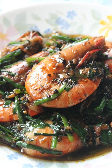 Tumis bumbu halus, daun salam, dan lengkuas sampai harum. Udang Harimau Masak Black Pepper - Azie Kitchen