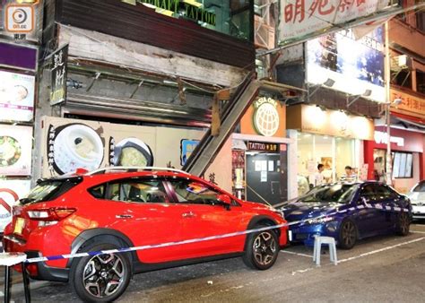 尖沙咀店舖塌15呎裝飾架 砸中路邊兩架私家車｜即時新聞｜港澳｜oncc東網