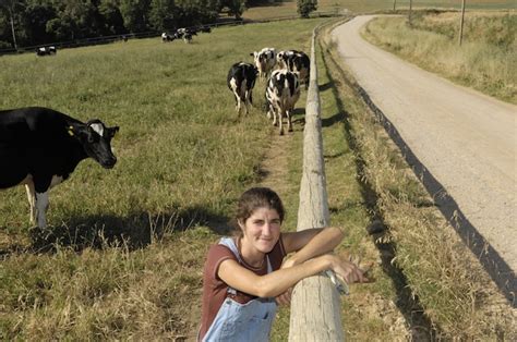 Retrato De Um Fazendeiro Com Suas Vacas No Campo Foto Premium