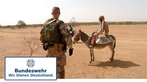 Soldat der bundeswehr in mali (archivfoto von 2018). Bundeswehr in Mali: Aufklärer auf Patrouille um Gao - YouTube