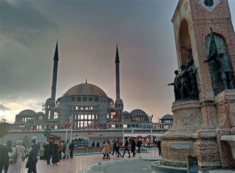 Download clker's masjid silhouette clip art and related images now. 16+ Gambar Masjid Yang Ada Orangnya - Richi Wallpaper