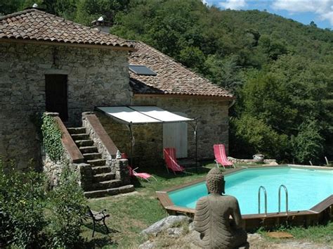 L'ancienne demeure dont les origines remontent au 17ème siècle a été totalement restaurée et développe 480 m² habitables. Vente Mas cévenol GARD